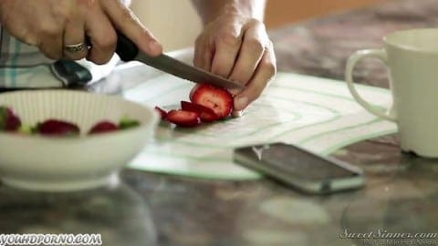 Altyazılı Porno Tatlı Kız Yarağın Kafasına Dil Atmaktan Zevk Alıyor